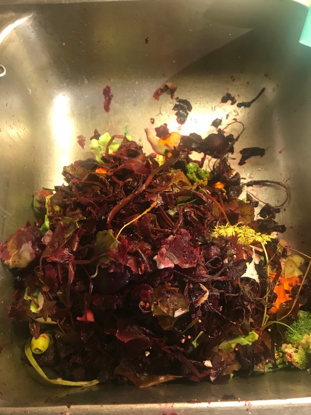 En diskho full med grönsaksrens, mestadels rödbetsskal